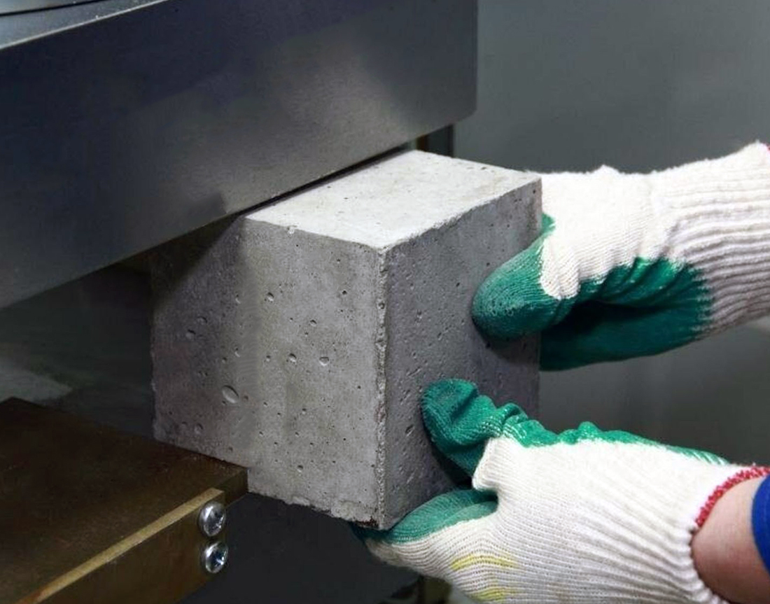 Испытание кубиков бетона на прочность